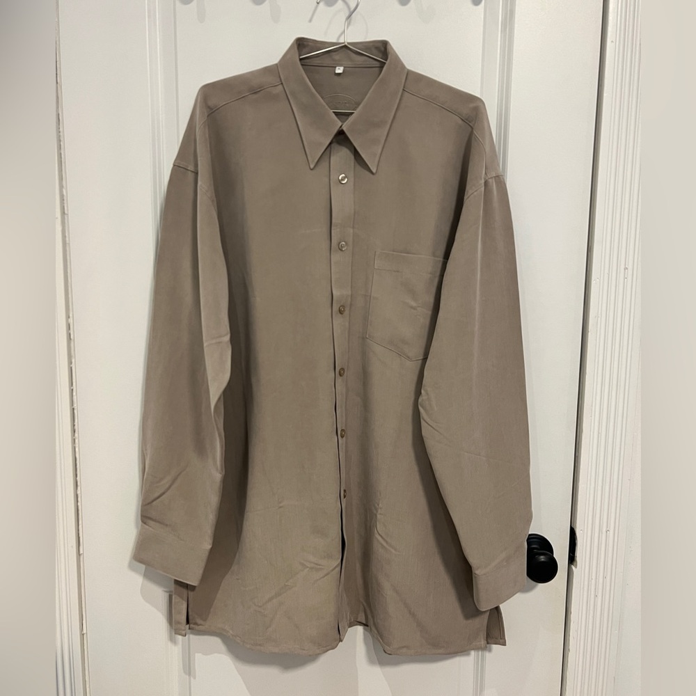 MAESTRO NWOT Men’s Beige Taupe Soft Button Down Shirt Size US XL Neck 18